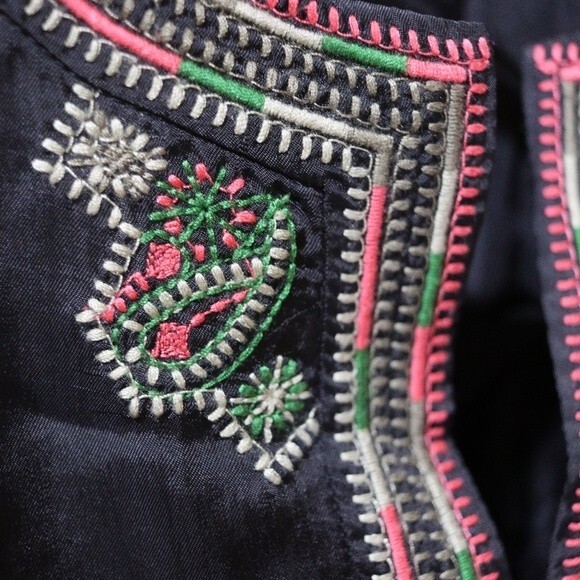 Pure DKNY Short Sleeve Colorful Embroidered Top Medium Rayon Chic Playful - Picture 5 of 15